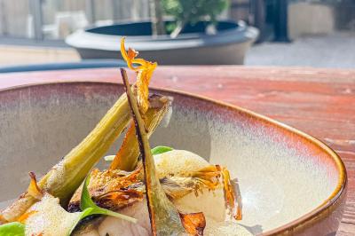 Miniature Location salle Vignieu (Isère) - Domaine de Suzel #21 Vue aérienne d'une réception en plein air autour d'une piscine, avec des invités, des tables et des espaces verts…