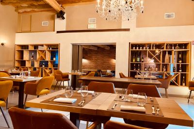 Miniature Location salle Vignieu (Isère) - Domaine de Suzel #22 Vue aérienne d'une réception en plein air autour d'une piscine, avec des invités, des tables et des espaces verts…