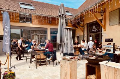Miniature Location salle Vignieu (Isère) - Domaine de Suzel #11 Vue aérienne d'une réception en plein air autour d'une piscine, avec des invités, des tables et des espaces verts…