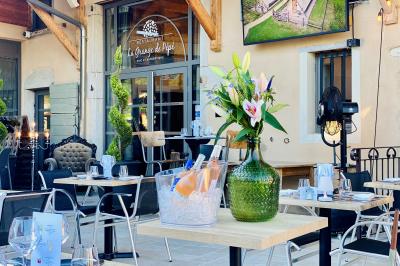 Miniature Location salle Vignieu (Isère) - Domaine de Suzel #23 Vue aérienne d'une réception en plein air autour d'une piscine, avec des invités, des tables et des espaces verts…
