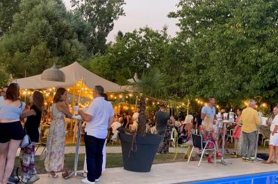 Miniature Location salle Vignieu (Isère) - Domaine de Suzel #28 Vue aérienne d'une réception en plein air autour d'une piscine, avec des invités, des tables et des espaces verts…