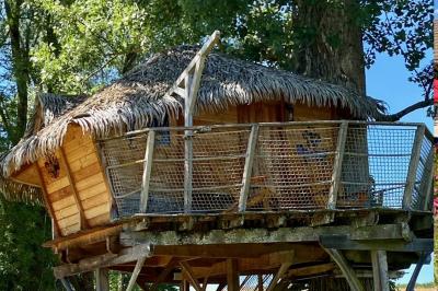 Miniature Location salle Vignieu (Isère) - Domaine de Suzel #32 Vue aérienne d'une réception en plein air autour d'une piscine, avec des invités, des tables et des espaces verts…