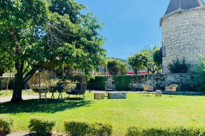 Miniature Location salle Vignieu (Isère) - Domaine de Suzel #35 Vue aérienne d'une réception en plein air autour d'une piscine, avec des invités, des tables et des espaces verts…