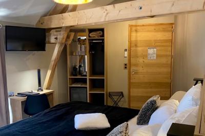 Miniature Location salle Vignieu (Isère) - Domaine de Suzel #39 Vue aérienne d'une réception en plein air autour d'une piscine, avec des invités, des tables et des espaces verts…