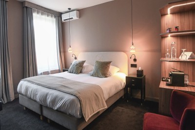 Miniature Location salle Vignieu (Isère) - Domaine de Suzel #40 Vue aérienne d'une réception en plein air autour d'une piscine, avec des invités, des tables et des espaces verts…