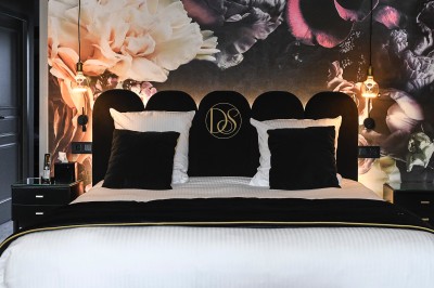 Miniature Location salle Vignieu (Isère) - Domaine de Suzel #42 Vue aérienne d'une réception en plein air autour d'une piscine, avec des invités, des tables et des espaces verts…