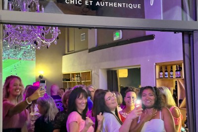 Miniature Location salle Vignieu (Isère) - Domaine de Suzel #44 Vue aérienne d'une réception en plein air autour d'une piscine, avec des invités, des tables et des espaces verts…