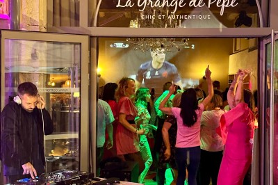 Miniature Location salle Vignieu (Isère) - Domaine de Suzel #45 Vue aérienne d'une réception en plein air autour d'une piscine, avec des invités, des tables et des espaces verts…