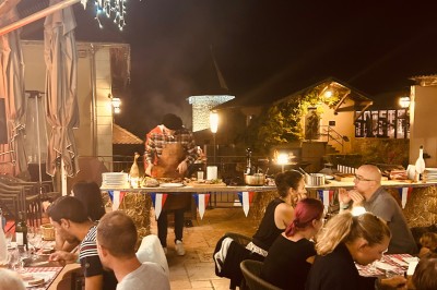 Miniature Location salle Vignieu (Isère) - Domaine de Suzel #46 Vue aérienne d'une réception en plein air autour d'une piscine, avec des invités, des tables et des espaces verts…