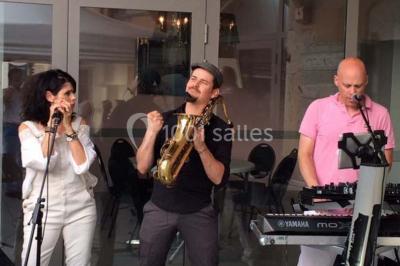 Miniature Location salle Vignieu (Isère) - Domaine de Suzel #9 Vue aérienne d'une réception en plein air autour d'une piscine, avec des invités, des tables et des espaces verts…