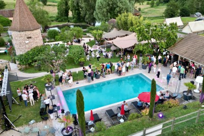 Miniature Séminaire domaine de suzel Vue aérienne d'une réception en plein air autour d'une piscine, avec des invités, des tables et des espaces verts…