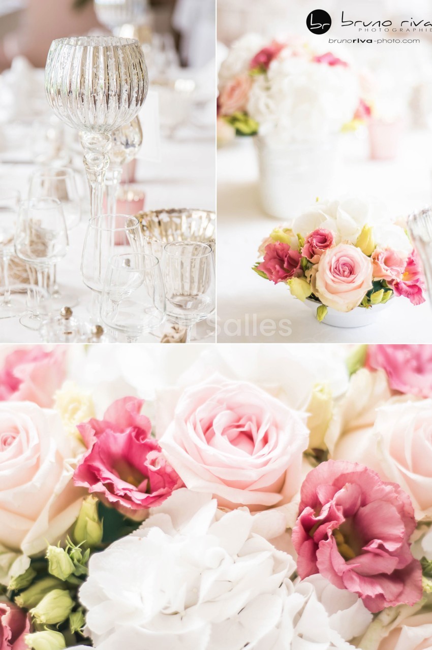 Arrangement floral avec roses roses, lisianthus et hortensias blancs, entouré de verres et chandeliers élégants.