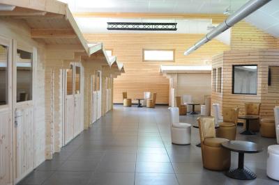 Panneau de signalisation indiquant les directions vers Aunay-sous-Auneau et Auneau, devant un champ de blé sous un ciel…