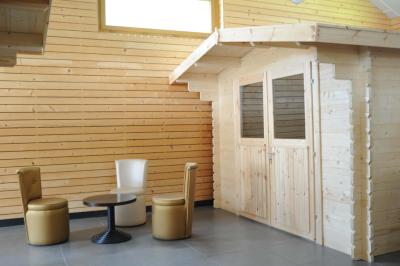 Panneau de signalisation indiquant les directions vers Aunay-sous-Auneau et Auneau, devant un champ de blé sous un ciel…