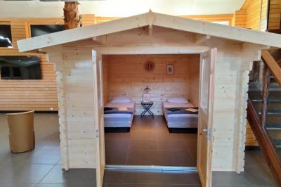 Panneau de signalisation indiquant les directions vers Aunay-sous-Auneau et Auneau, devant un champ de blé sous un ciel…