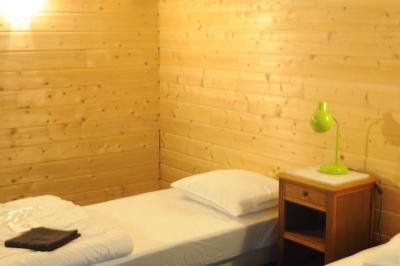 Panneau de signalisation indiquant les directions vers Aunay-sous-Auneau et Auneau, devant un champ de blé sous un ciel…