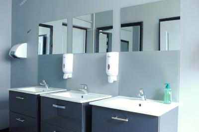 Panneau de signalisation indiquant les directions vers Aunay-sous-Auneau et Auneau, devant un champ de blé sous un ciel…