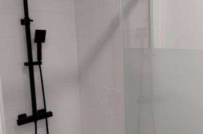 Panneau de signalisation indiquant les directions vers Aunay-sous-Auneau et Auneau, devant un champ de blé sous un ciel…