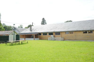 Panneau de signalisation indiquant les directions vers Aunay-sous-Auneau et Auneau, devant un champ de blé sous un ciel…