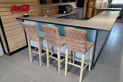 Panneau de signalisation indiquant les directions vers Aunay-sous-Auneau et Auneau, devant un champ de blé sous un ciel…