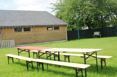 Panneau de signalisation indiquant les directions vers Aunay-sous-Auneau et Auneau, devant un champ de blé sous un ciel…