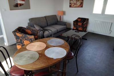 Panneau de signalisation indiquant les directions vers Aunay-sous-Auneau et Auneau, devant un champ de blé sous un ciel…