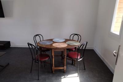 Panneau de signalisation indiquant les directions vers Aunay-sous-Auneau et Auneau, devant un champ de blé sous un ciel…