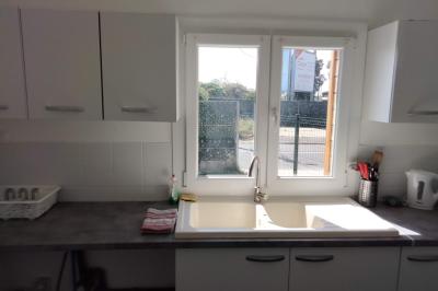 Panneau de signalisation indiquant les directions vers Aunay-sous-Auneau et Auneau, devant un champ de blé sous un ciel…