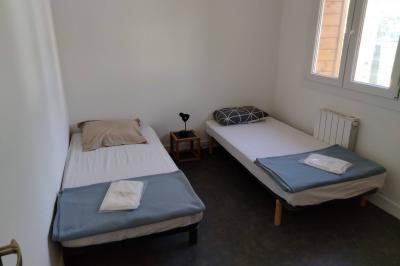 Panneau de signalisation indiquant les directions vers Aunay-sous-Auneau et Auneau, devant un champ de blé sous un ciel…