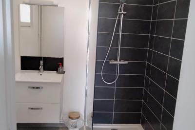 Panneau de signalisation indiquant les directions vers Aunay-sous-Auneau et Auneau, devant un champ de blé sous un ciel…