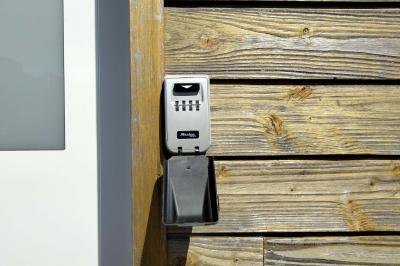 Panneau de signalisation indiquant les directions vers Aunay-sous-Auneau et Auneau, devant un champ de blé sous un ciel…