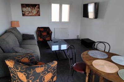 Panneau de signalisation indiquant les directions vers Aunay-sous-Auneau et Auneau, devant un champ de blé sous un ciel…