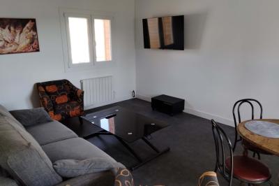 Panneau de signalisation indiquant les directions vers Aunay-sous-Auneau et Auneau, devant un champ de blé sous un ciel…