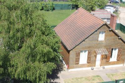 Panneau de signalisation indiquant les directions vers Aunay-sous-Auneau et Auneau, devant un champ de blé sous un ciel…