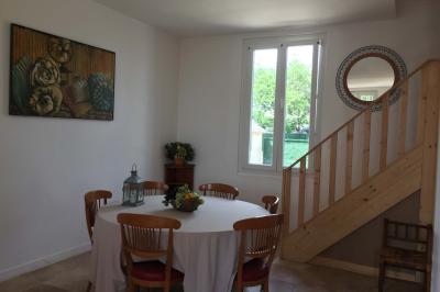 Panneau de signalisation indiquant les directions vers Aunay-sous-Auneau et Auneau, devant un champ de blé sous un ciel…