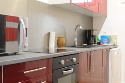 Panneau de signalisation indiquant les directions vers Aunay-sous-Auneau et Auneau, devant un champ de blé sous un ciel…