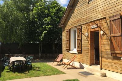 Panneau de signalisation indiquant les directions vers Aunay-sous-Auneau et Auneau, devant un champ de blé sous un ciel…