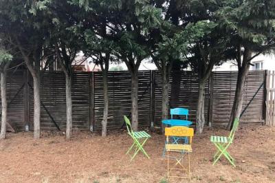 Panneau de signalisation indiquant les directions vers Aunay-sous-Auneau et Auneau, devant un champ de blé sous un ciel…