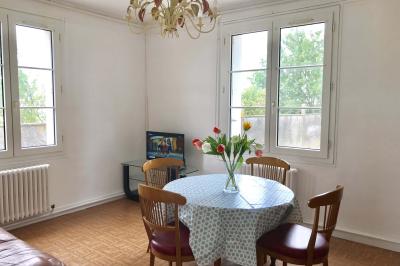 Panneau de signalisation indiquant les directions vers Aunay-sous-Auneau et Auneau, devant un champ de blé sous un ciel…