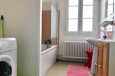 Panneau de signalisation indiquant les directions vers Aunay-sous-Auneau et Auneau, devant un champ de blé sous un ciel…