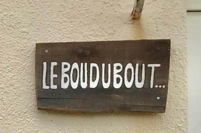 Panneau de signalisation indiquant les directions vers Aunay-sous-Auneau et Auneau, devant un champ de blé sous un ciel…