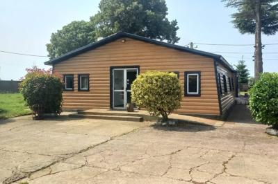 Panneau de signalisation indiquant les directions vers Aunay-sous-Auneau et Auneau, devant un champ de blé sous un ciel…