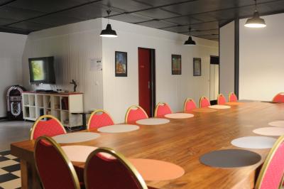 Panneau de signalisation indiquant les directions vers Aunay-sous-Auneau et Auneau, devant un champ de blé sous un ciel…