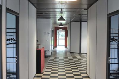 Panneau de signalisation indiquant les directions vers Aunay-sous-Auneau et Auneau, devant un champ de blé sous un ciel…