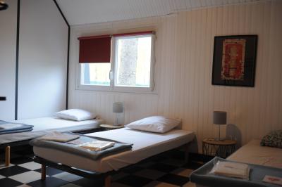 Panneau de signalisation indiquant les directions vers Aunay-sous-Auneau et Auneau, devant un champ de blé sous un ciel…