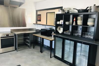 Panneau de signalisation indiquant les directions vers Aunay-sous-Auneau et Auneau, devant un champ de blé sous un ciel…