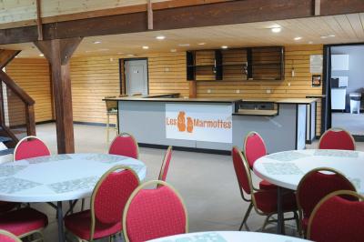 Panneau de signalisation indiquant les directions vers Aunay-sous-Auneau et Auneau, devant un champ de blé sous un ciel…