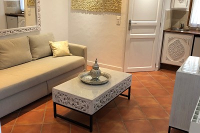 Miniature Location salle Beaulieu-sur-Loire (Loiret) - Domaine des Medards #7 Façade d'une maison à colombages avec jardinières fleuries et un jardin verdoyant au premier plan.