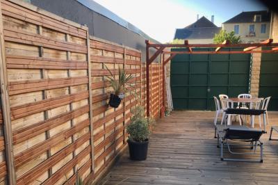 Tranche de foie gras en millefeuille avec décoration de fruits, sauce rouge et bâtonnets en chocolat.