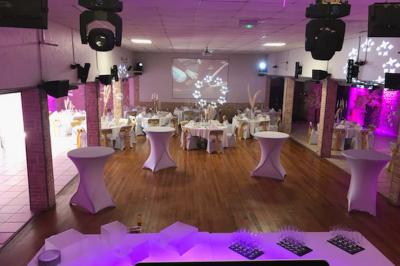 Tranche de foie gras en millefeuille avec décoration de fruits, sauce rouge et bâtonnets en chocolat.